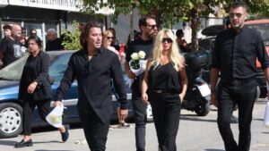 Γιώργος Μαζωνάκης: Η Πάολα στο τελευταίο αντίο στη Νίκαια – Μαζί της ο σύντροφός της και ο πρώην σύζυγός της