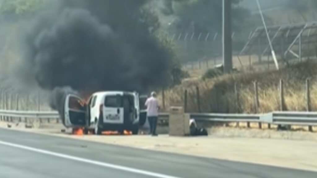 Φωτιά σε όχημα πριν τα διόδια στις Αφίδνες (βίντεο)
