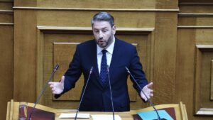 Ανδρουλάκης: “Θέλετε να τρομοκρατήσετε την κοινωνία, ψάχνετε βαρβάρους – Επενδύετε στο φόβο κι όχι στην ελπίδα”