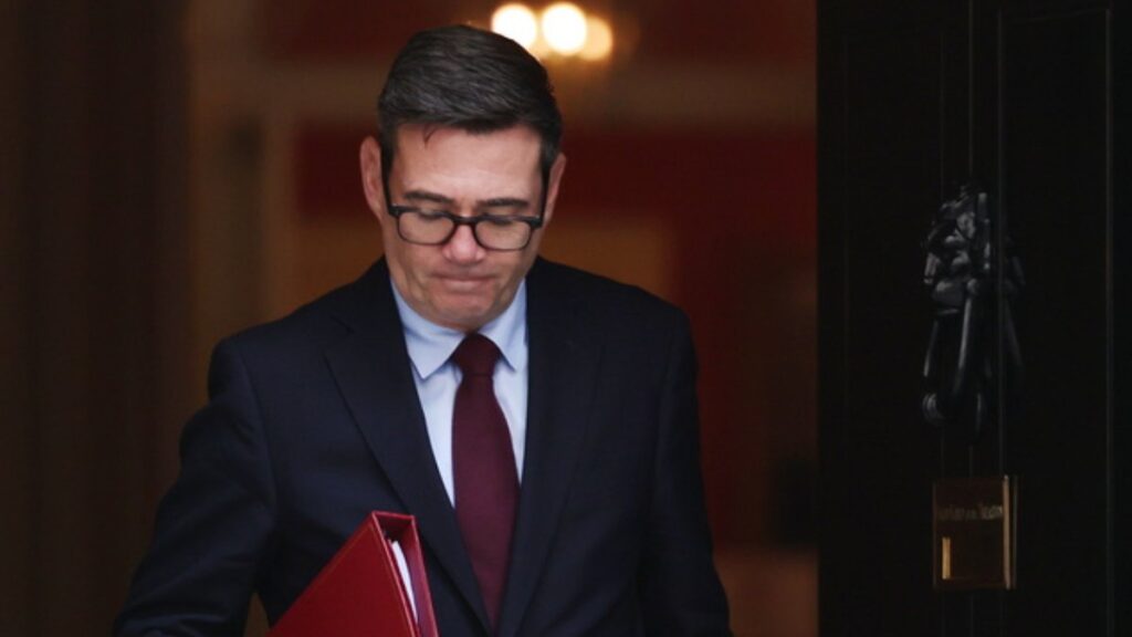 Βρετανία: Πέθανε ο πατέρας του Άντι Μπέρναμ – Ακύρωσε όλες τις υποχρεώσεις του