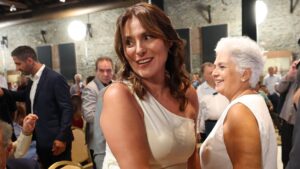 Μπέττυ Μπαζιάνα: Στο πλευρό του Τσίπρα στη Θεσσαλονίκη – Η κομψή εμφάνιση στα λευκά