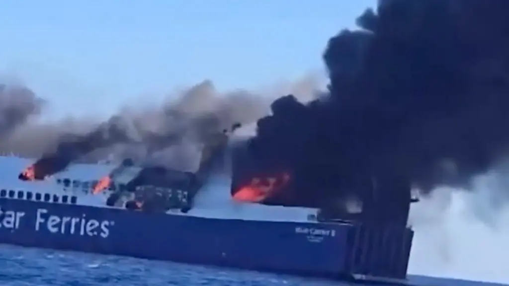 BLUE CARRIER 2: Παραμένουν ενεργές εστίες – Μεταφέρθηκε σε υπήνεμο σημείο της Τήνου
