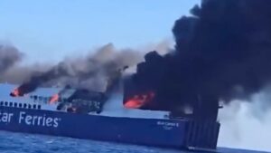 BLUE CARRIER 2: Παραμένουν ενεργές εστίες – Μεταφέρθηκε σε υπήνεμο σημείο της Τήνου