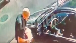 Ζωγράφου: Άνδρας ρίχνει υγρό στο ΙΧ αντιδημάρχου πριν ξεσπάσει η φωτιά – Βίντεο