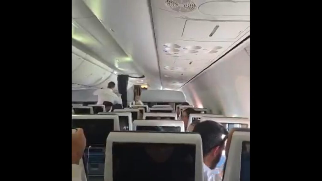 Βίντεο από την πτήση της Flydubai: Κλάματα και πανικός από τους επιβάτες – Ενδεχόμενη «τρομοκρατική επίθεση» αναφέρουν Ισραηλινοί αξιωματούχοι
