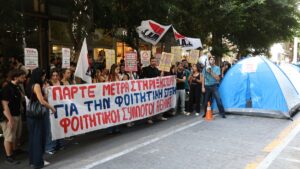 Φοιτητές έστησαν σκηνές έξω από το ΥΠΟΙΚ – Διαμαρτύρονται για το στεγαστικό και το αυξημένο κόστος διαβίωσης