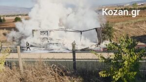 Φωτιά σε φορτηγό στο Δρέπανο Κοζάνης – Διεκόπει η κυκλοφορία (βίντεο)