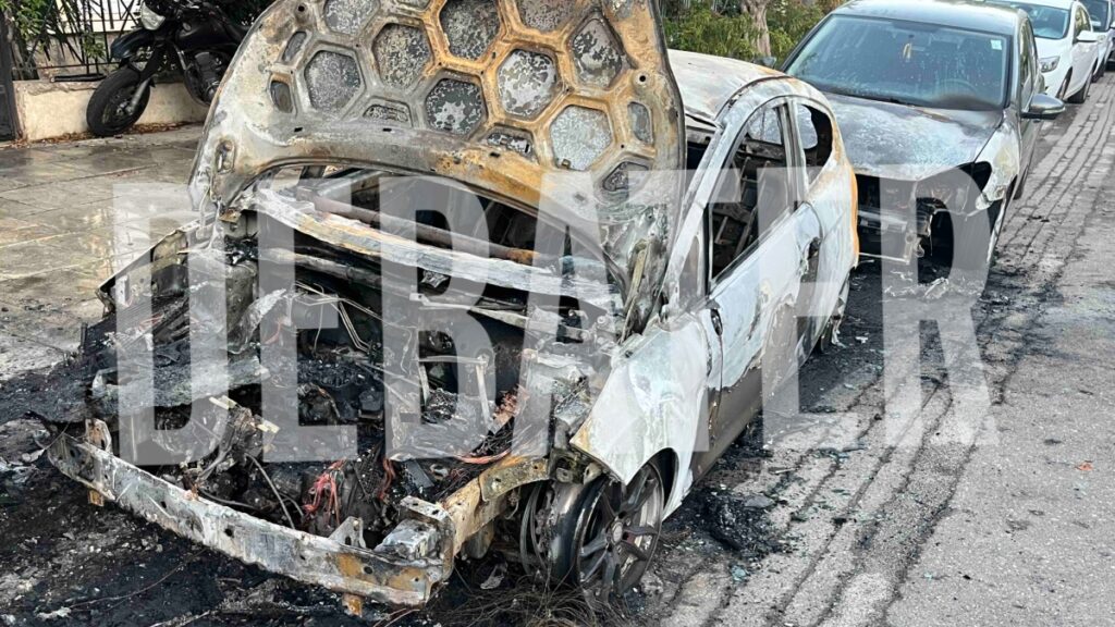 Φωτιά σε ΙΧ στην Ηλιούπολη – Ζημιές και σε άλλα δύο οχήματα