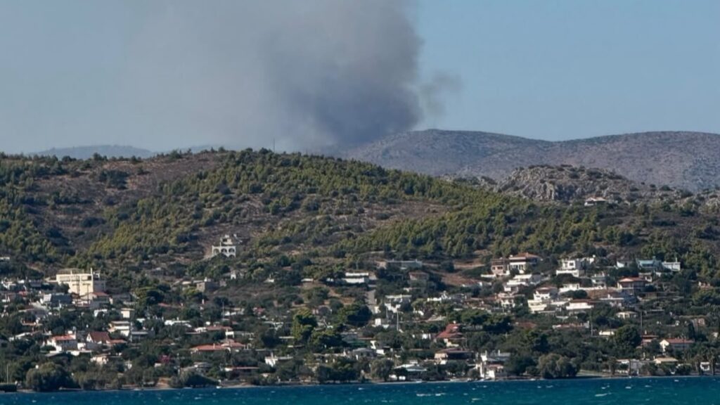 Φωτιά τώρα στο Κανδήλι Μεγάρων – Επιχειρούν 75 πυροσβέστες και 6 εναέρια μέσα (βίντεο)