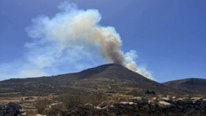 Πάρος: Βελτιωμένη η εικόνα της φωτιάς στις Λεύκες – Ενισχύθηκαν οι δυνάμεις