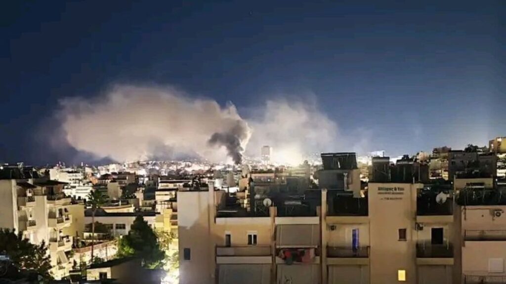 ΕΚΤΑΚΤΟ – Μεγάλη φωτιά σε κατάστημα στον Πειραιά: Επιχειρούν 22 πυροσβέστες