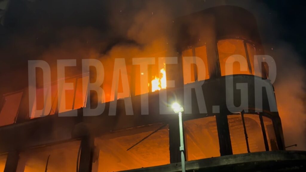 Υπό μερικό έλεγχο η φωτιά στον Πειραιά – Καταστράφηκαν ολοσχερώς δύο καταστήματα (φωτογραφίες)