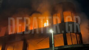 Υπό μερικό έλεγχο η φωτιά στον Πειραιά – Καταστράφηκαν ολοσχερώς δύο καταστήματα (φωτογραφίες)