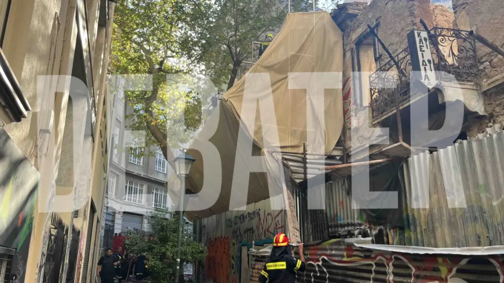 Σε ύφεση η φωτιά σε κτήριο στο κέντρο της Αθήνας