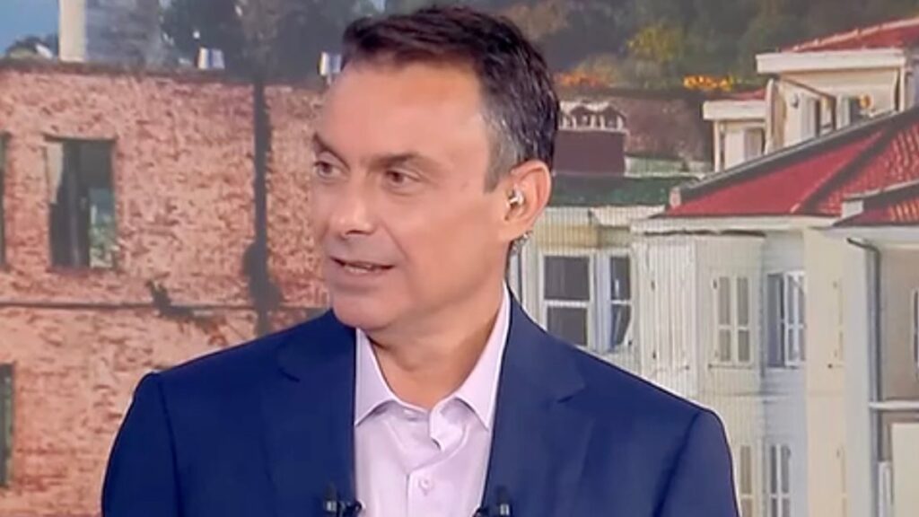 Γιάννης Πιτταράς: Άστοχο «αστείο» για σαμάνο και υπνωτιστή στον αέρα του ΣΚΑΪ – Το timing που προκαλεί ερωτήματα