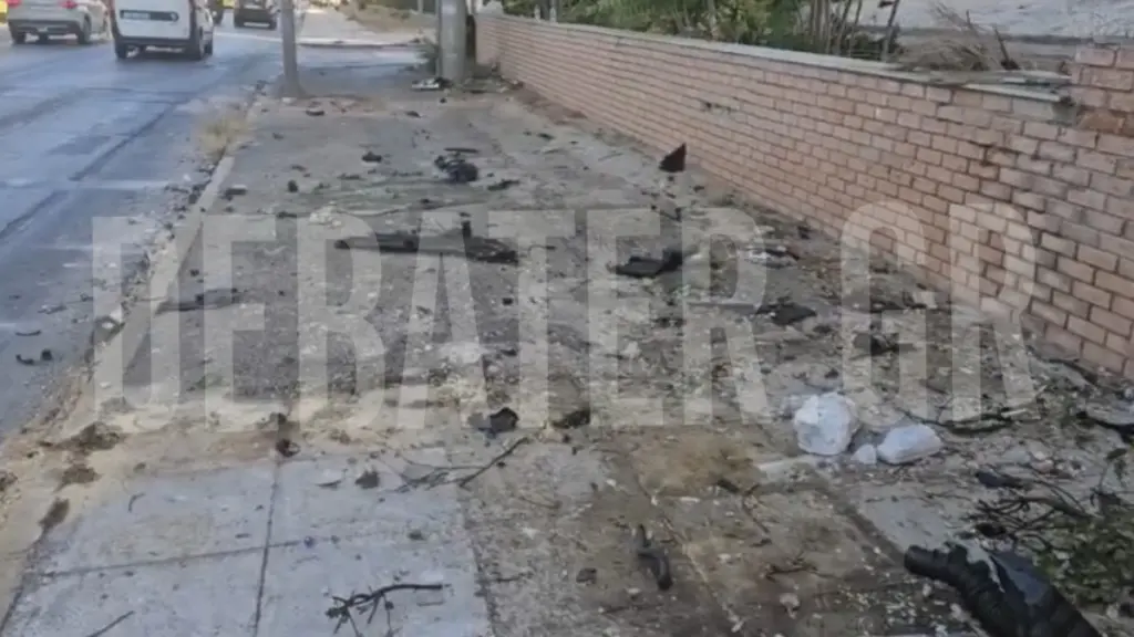 Θανατηφόρο τροχαίο στη Γλυφάδα: Όχημα καρφώθηκε σε μάντρα ξενοδοχείου – Τρεις νεκροί και δύο τραυματίες (βίντεο)