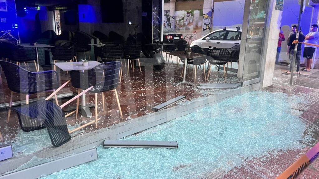 Δύο εμπρηστικές επιθέσεις τα ξημερώματα σε Άγιο Παντελεήμονα και Ομόνοια (φωτογραφίες)
