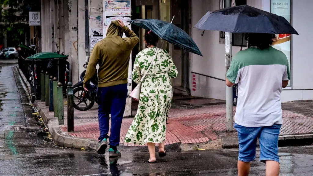 Καιρός Παρασκευής (23/10): Βροχές και καταιγίδες – Πού θα βρέξει στην Αττική και πότε υποχωρεί η αφρικανική σκόνη