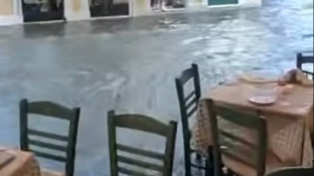 Σφοδρή κακοκαιρία στην Κέρκυρα: Πλημμύρισε η Σπηλιά – Κεραυνός χτύπησε πολυκατοικία