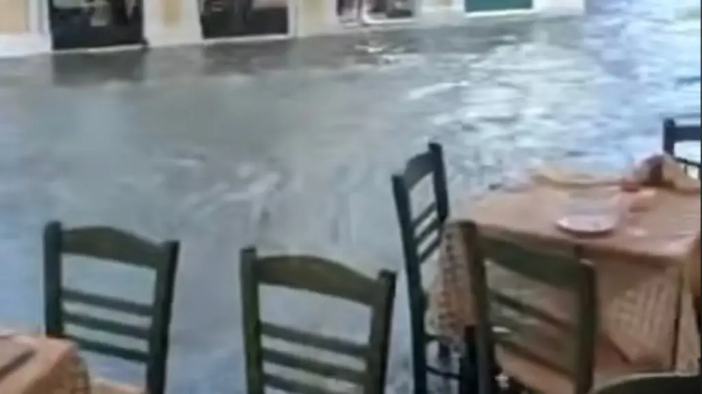 Σφοδρή κακοκαιρία στην Κέρκυρα: Πλημμύρισε η Σπηλιά – Κεραυνός χτύπησε πολυκατοικία