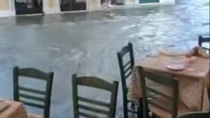 Σφοδρή κακοκαιρία στην Κέρκυρα: Πλημμύρισε η Σπηλιά – Κεραυνός χτύπησε πολυκατοικία