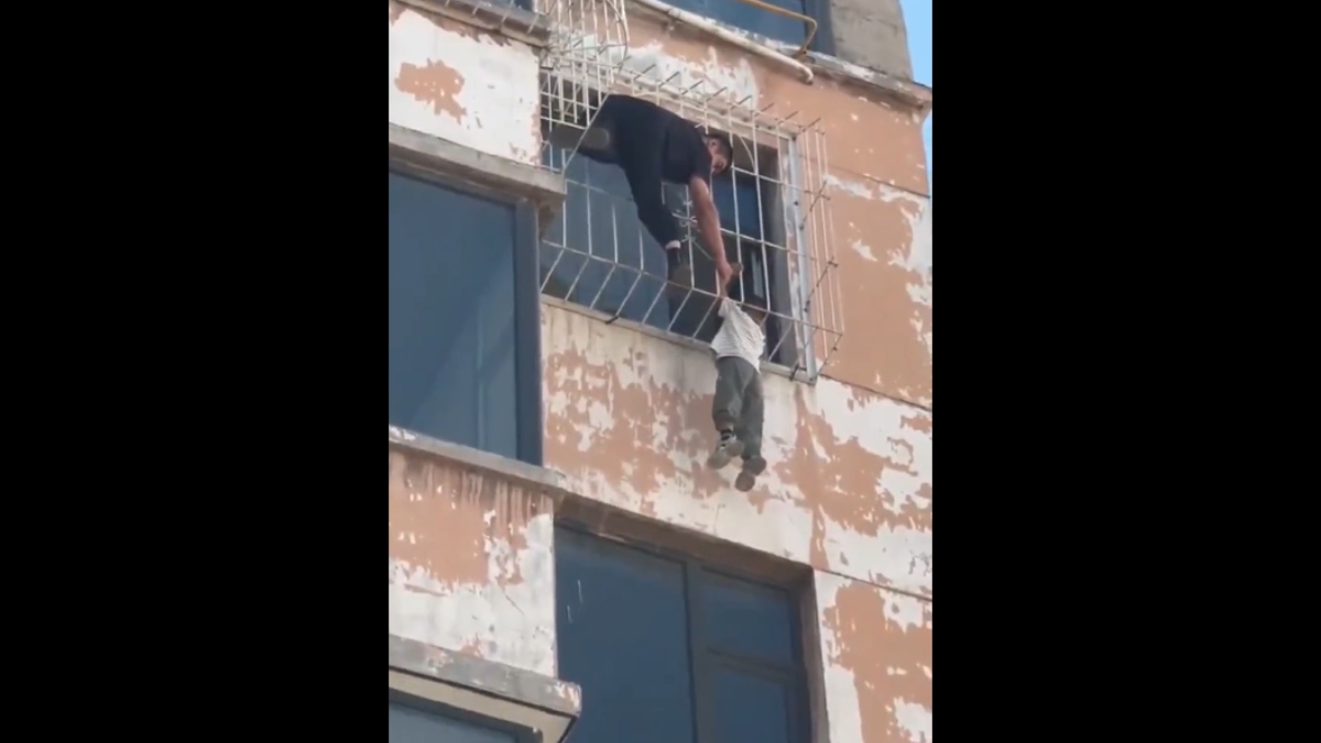 Κίνα: Δραματική διάσωση 5χρονου που κρεμόταν στο κενό από τον 6ο όροφο κτηρίου (βίντεο)