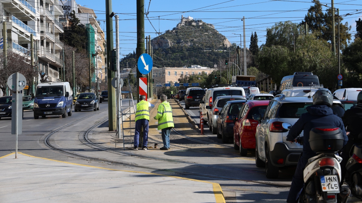 Αυξημένη κίνηση στη Λεωφόρο Αμαλίας λόγω ακινητοποιημένου τρόλεϊ