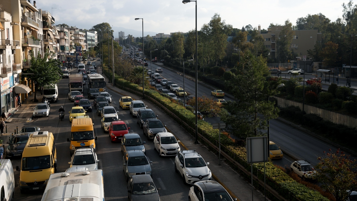 Στο “κόκκινο” η Μεσογείων λόγω ακινητοποιημένου οχήματος