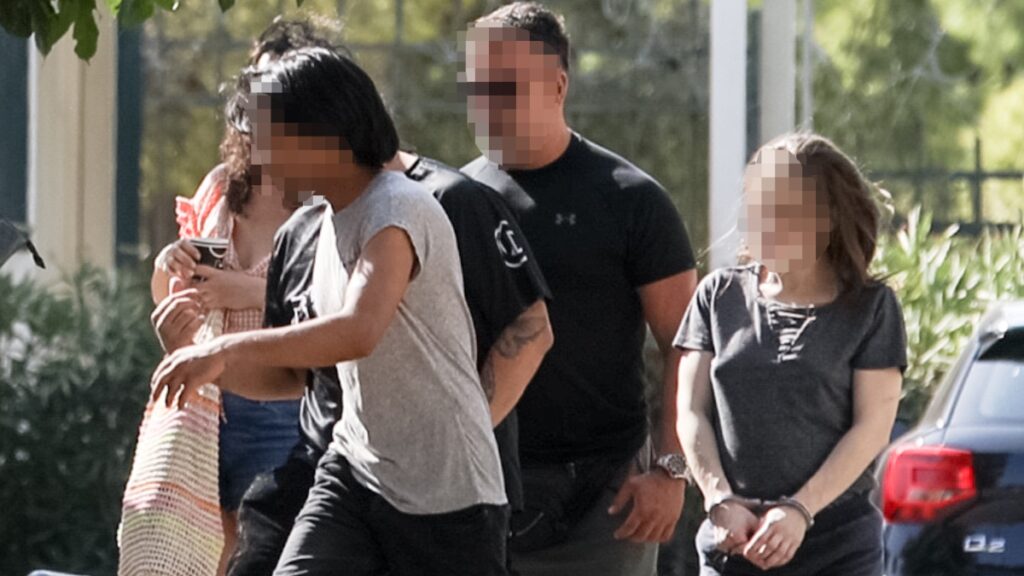 Κυψέλη: Στον ανακριτή οι τρεις κατηγορούμενοι για τον θάνατο του βρέφους – Με σκυμμένο το κεφάλι ο 43χρονος