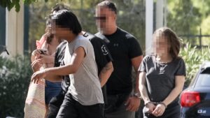 Κυψέλη: Στον ανακριτή οι τρεις κατηγορούμενοι για τον θάνατο του βρέφους – Με σκυμμένο το κεφάλι ο 43χρονος
