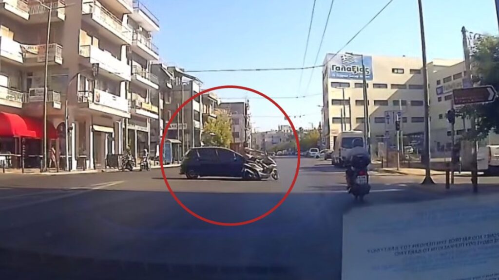 Κολωνός: ΙΧ φαίνεται να περνά με κόκκινο και συγκρούεται με μηχανάκι – Βίντεο