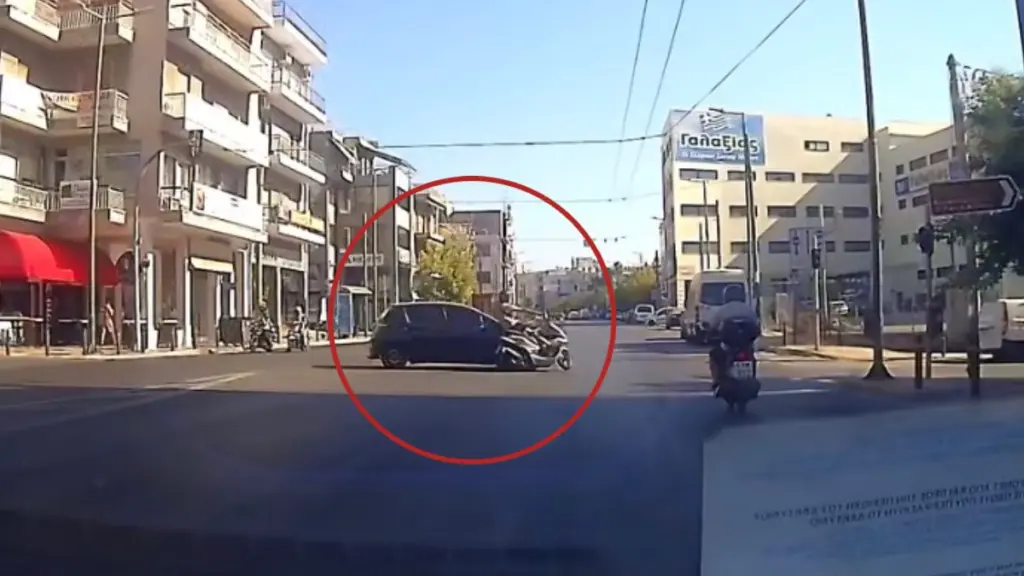 Κολωνός: ΙΧ φαίνεται να περνά με κόκκινο και συγκρούεται με μηχανάκι – Βίντεο
