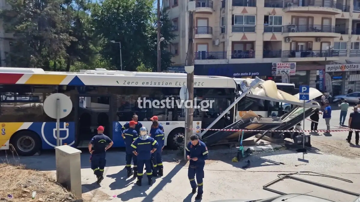 Θεσσαλονίκη: Λεωφορείο έπεσε πάνω σε στάση στη Νεάπολη – Τέσσερις τραυματίες, σε κρίσιμη κατάσταση μια 60χρονη (βίντεο)