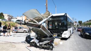Θεσσαλονίκη: Λεωφορείο έπεσε πάνω σε στάση στη Νεάπολη – Τέσσερις γυναίκες τραυματίες, δύο σε σοβαρή κατάσταση (βίντεο)