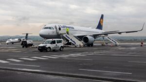 Θεσσαλονίκη: Αναγκαστική προσγείωση αεροπλάνου στο “Μακεδονία” μετά από επεισόδιο που προκάλεσαν δύο Βρετανοί