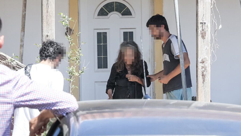 Μαραθώνας: Στο Τμήμα για να συλληφθούν η κόρη και ο εγγονός της 90χρονης (φωτογραφίες)