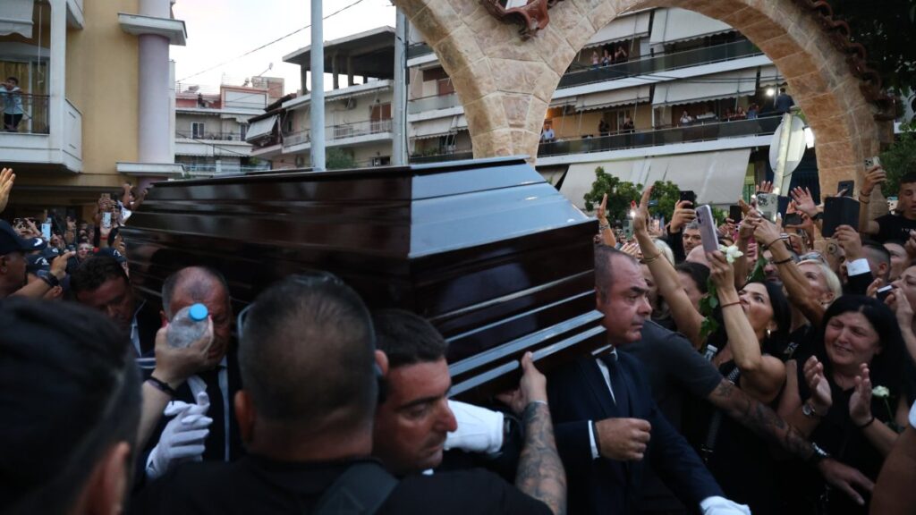 Αδελφές Μαζωνάκη: Σε σοκ Μαρία και Βάσω όταν έφτασε η σορός στην εκκλησία