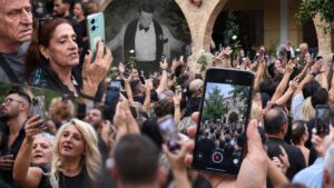 Ο Αντίλογος: Ένα λευκό λουλούδι στο ένα χέρι, ένα κινητό στο άλλο
