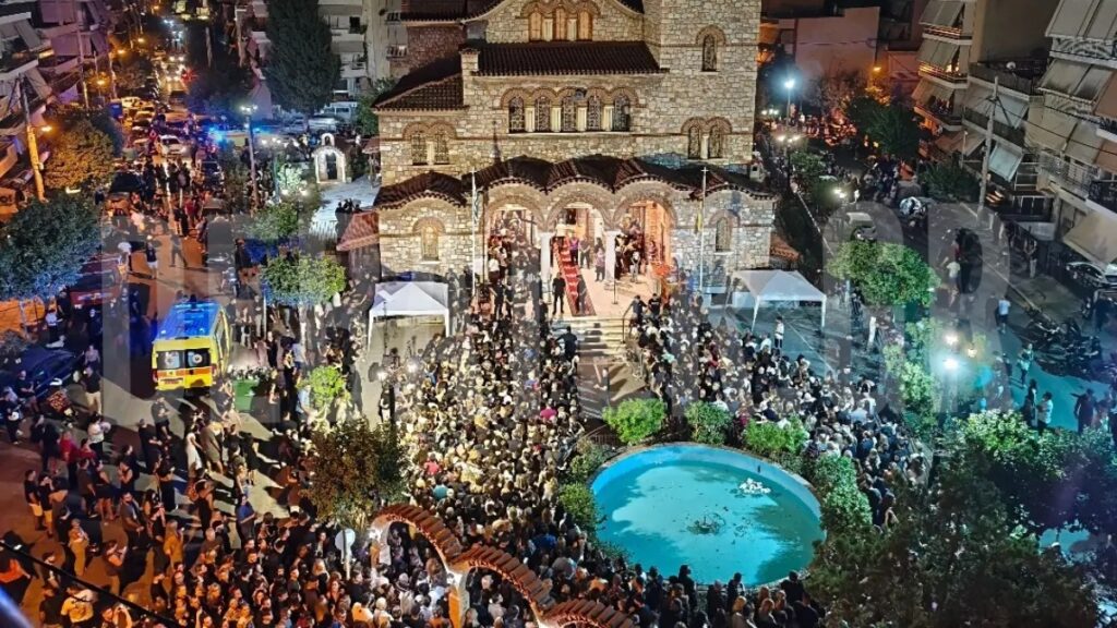 Οι συγκινητικές στιγμές όταν έφτασε η σορός του Γιώργου Μαζωνάκη στην εκκλησία – «Παιδί μου…» (βίντεο+φωτογραφίες)