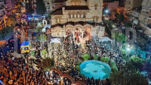 Οι συγκινητικές στιγμές όταν έφτασε η σορός του Γιώργου Μαζωνάκη στην εκκλησία – «Παιδί μου…» (βίντεο+φωτογραφίες)