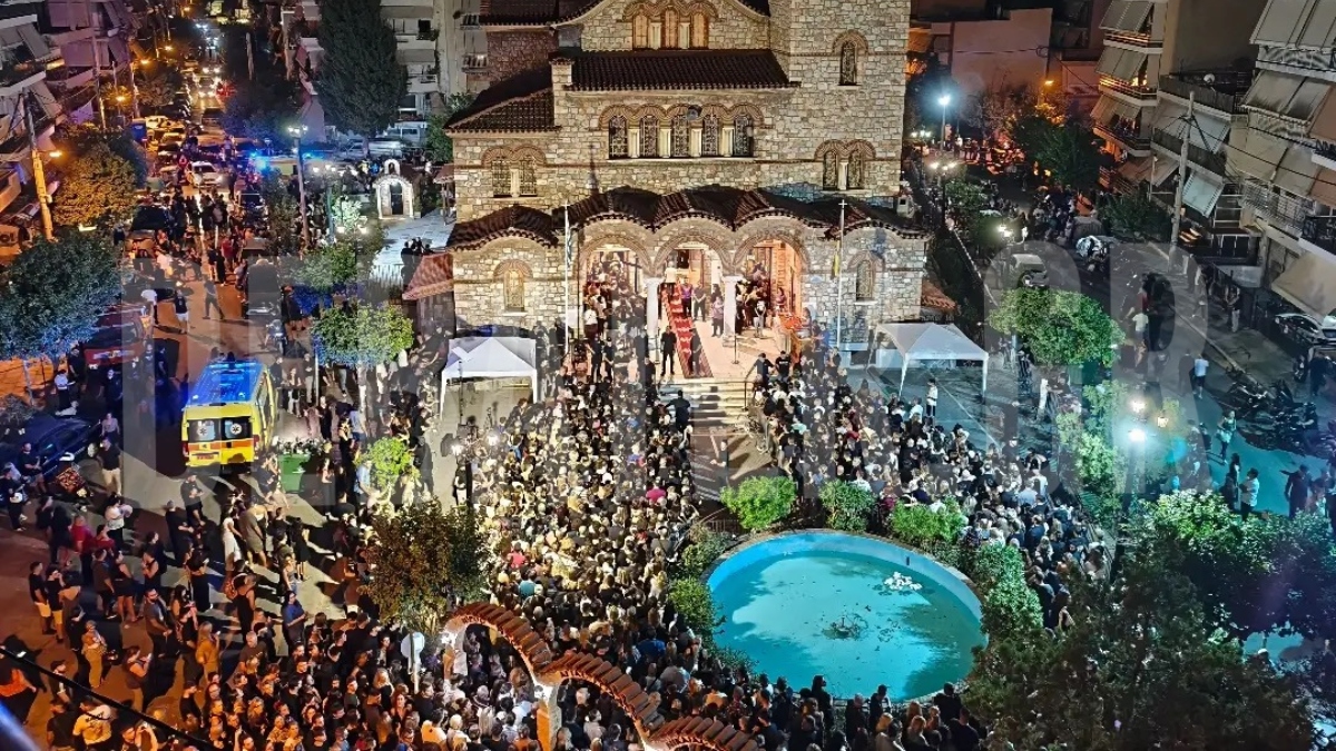 Οι συγκινητικές στιγμές όταν έφτασε η σορός του Γιώργου Μαζωνάκη στην εκκλησία – «Παιδί μου…» (βίντεο+φωτογραφίες)