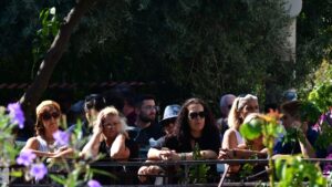 Γιώργος Μαζωνάκης: Πλήθος κόσμου στη Νίκαια για το τελευταίο “αντίο” (φωτογραφίες)