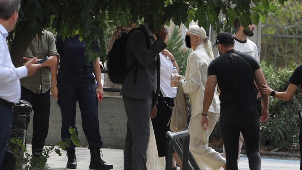 Θάνατος Μαζωνάκη: Η γιατρός έστειλε τη φωτογραφία με τον τραγουδιστή στο μηχάνημα πλασμαφαίρεσης σε “γιατρό – υπνωτιστή”