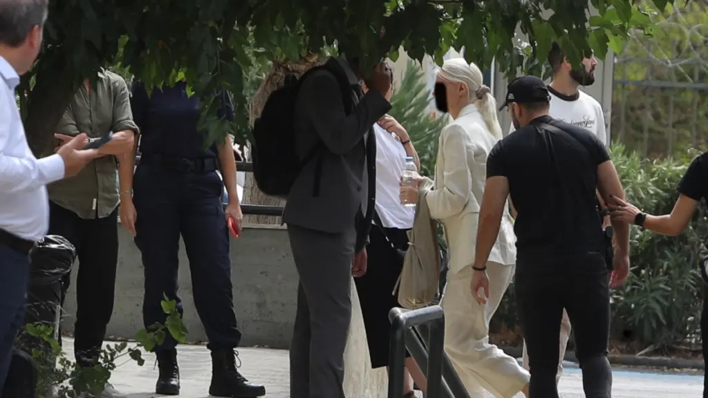 Θάνατος Μαζωνάκη: Η γιατρός έστειλε τη φωτογραφία με τον τραγουδιστή στο μηχάνημα πλασμαφαίρεσης σε “γιατρό – υπνωτιστή”
