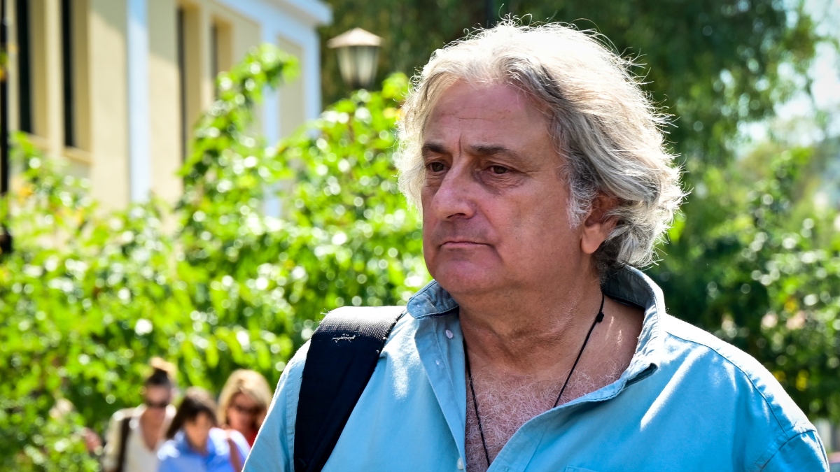 “Μια φορά συνάντησα τον Μαζωνάκη, ευχαριστώ που με ξεφτιλίσατε” είπε ο υπνοθεραπευτής – Ισχυρίζεται ότι είχε σύμβαση με την γιατρό