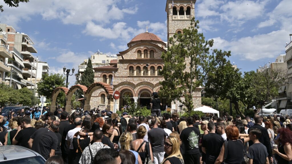 Γιώργος Μαζωνάκης: Σε εξέλιξη η εξόδιος ακολουθία στη Νίκαια – Σε κλίμα βαθιάς συγκίνησης το τελευταίο “αντίο”