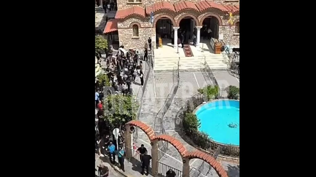 Το αδιαχώρητο στην κηδεία του Γιώργου Μαζωνάκη – Σταμάτησε το λαϊκό προσκύνημα για την εξόδιο ακολουθία (βίντεο)
