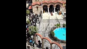 Το αδιαχώρητο στην κηδεία του Γιώργου Μαζωνάκη – Σταμάτησε το λαϊκό προσκύνημα για την εξόδιο ακολουθία (βίντεο)