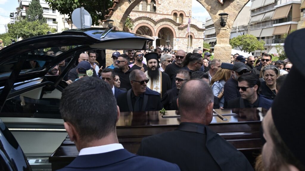 Γιώργος Μαζωνάκης: Σε κλίμα βαθιάς συγκίνησης το τελευταίο “αντίο” (βίντεο+φωτογραφίες)