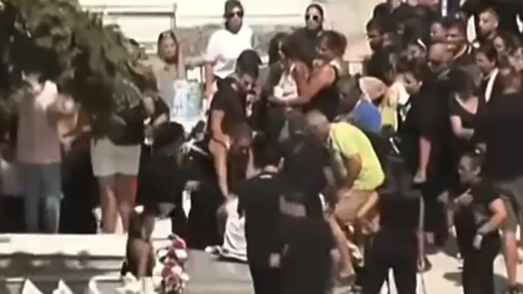 Ήθελαν να δουν την ταφή του Γιώργου Μαζωνάκη – Ανέβηκαν πάνω σε μνήμα και το έσπασαν (βίντεο)